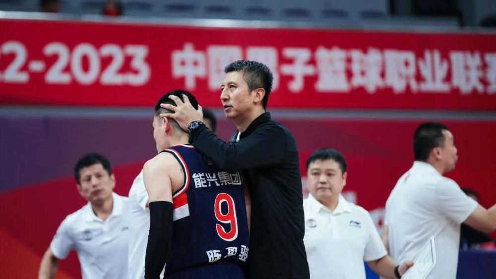 他随即拎起那条乌鱼，跟在她身后来了灶房。
